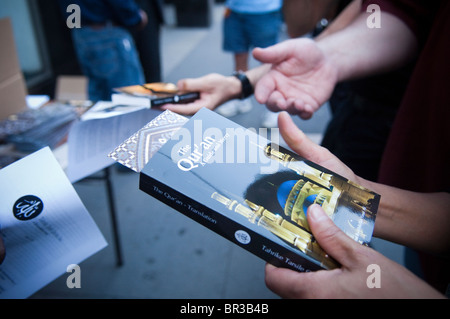 Muslime verschenken kostenlose Korane auf einer Straße in lower Manhattan Stockfoto