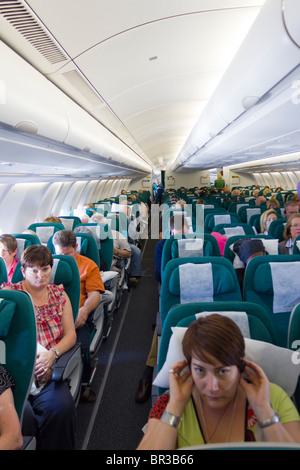 Passagiere in der Economy Class-Kabine, Aer Lingus-Flug Stockfoto