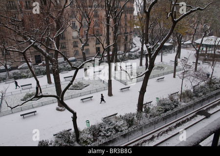 View from above of the Square de Clignacourt under snow. paris 18. France Stockfoto