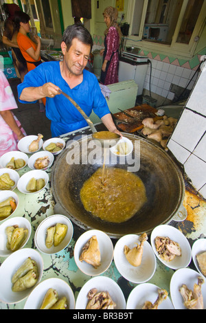 Essen in einem Restaurant auf dem Markt in Osch Kirgisien Stockfoto