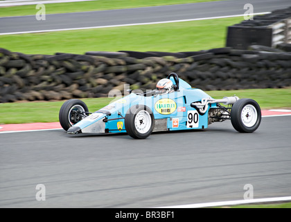 Einen blassen blauen Formel Ford 1600-Rennwagen mit Geschwindigkeit bei Oulton Park Motor Race Circuit Cheshire England Vereinigtes Königreich UK Stockfoto