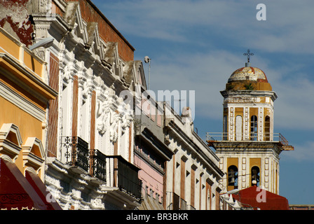 Spanische Kolonialarchitektur in der Stadt Puebla, Mexiko. Das historische Zentrum von Puebla ist ein UNESCO-Weltkulturerbe. Stockfoto