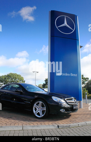 Gebrauchte Mercedes-Benz SL zum Verkauf auf einem Mercedes-Benz Autohaus Vorplatz in Portadown, Nordirland Stockfoto