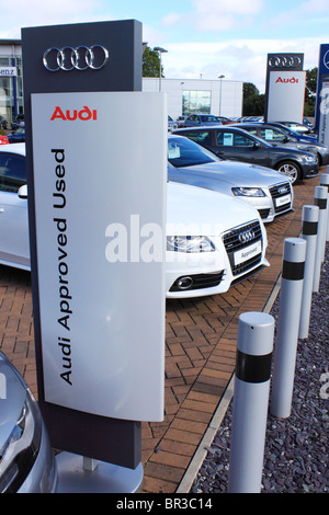 Gebrauchtwagen zum Verkauf auf einem Audi Autohaus Vorplatz Stockfoto