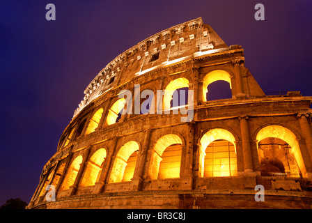 Das Kolosseum in Rom bei Nacht Stockfoto