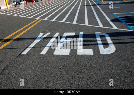 Ertrag Schild an der Straße USA lackiert Stockfoto