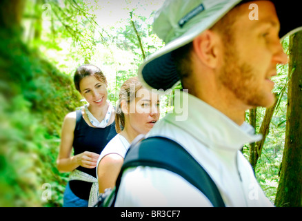 Drei Wanderer stoppen, um eine Pause am Wegesrand Eagle Creek, Hood River, OR. Stockfoto