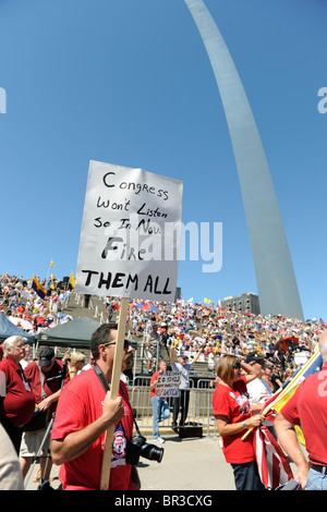 SAINT LOUIS, MISSOURI - SEPTEMBER 12: Mann mit Schild bei Kundgebung der Tea Party in Downtown St. Louis Arch, 12. September 2010 Stockfoto