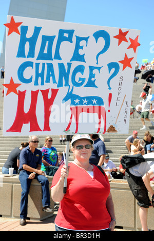 SAINT LOUIS, MISSOURI - SEPTEMBER 12: Frau hält Zeichen bei Kundgebung der Tea Party in Downtown St. Louis Arch, 12. September 2010 Stockfoto