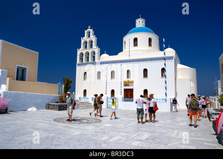 Kirche in Oia auf der Insel Santorini und Touristen auf der plaza Stockfoto