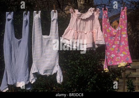 Baby-Kleidung hängen auf der Linie - blau für Jungen und rosa für Mädchen Stockfoto