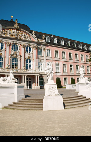 Südflügel des Kurfürsten Palast in Trier, Deutschland. Stockfoto