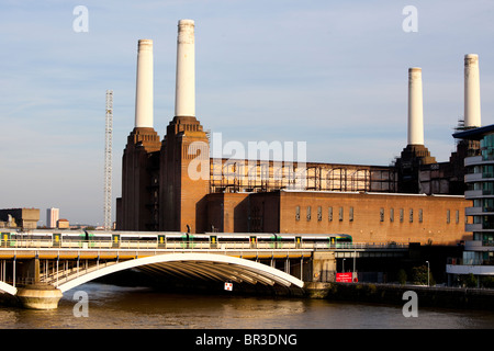 Battersea Power Station ist eine stillgelegte Kohlekraftwerk am Südufer der Themse, London, England, UK gefeuert. Stockfoto