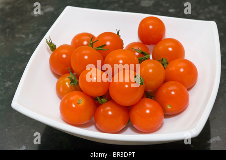 Schüssel mit roter Kirsche Strauchtomaten Stockfoto
