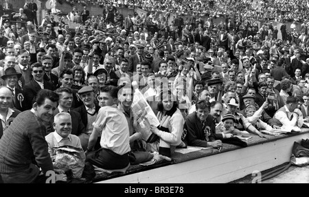 Wolverhampton Wanderers Football Club Anhänger im Wembley-Stadion für 1960 FA-Cup-Finale Stockfoto