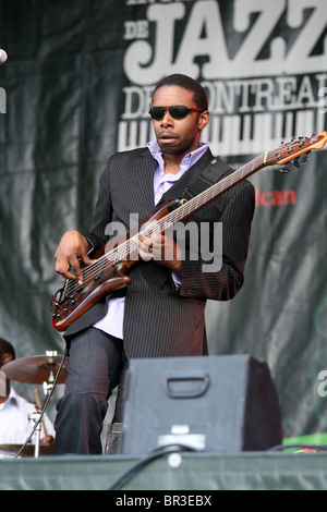 6-Saiter Bass-Spieler beim Montreal International Jazz Festival (Rich Brown aus Rinsethealgorithm Stockfoto