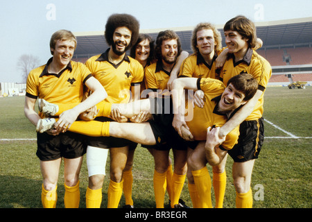 Die Finalspieler des Wolves League Cup, LtoR Derek Parkin, George Berry, Kenny Hibbitt, Peter Daniel, Andy Gray, John Richards hält Emlyn Hughes. Wolverhampton Wanderers Fußballer Fußballer Fußballverein 1980 Stockfoto