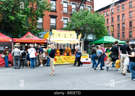 weiten Blick auf bunten Straßenständen & bunten Haufens New York jährliche 9th Avenue International Food Festival Höllen Küche New York City USA Stockfoto