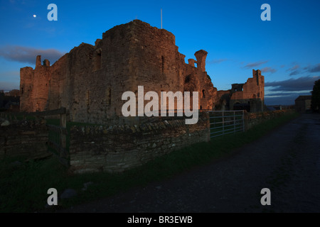 Bei Sonnenaufgang ist dies eine Nahaufnahme Seitenansicht des Middleham Castle in den Yorkshire Dales National Park. Stockfoto