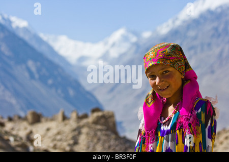 Young tadschikischen Mädchen vor Yamchun Fort im Wakhan Valley, Badakhshan, Tadschikistan Stockfoto