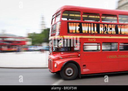 Londoner Routemaster Bus Reisen rund um den Trafalgar Square Stockfoto