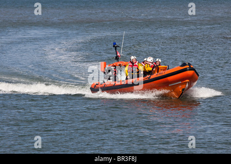 Leicester Challenge 2, Redcar der RNLI inshore Atlantic 75 Rettungsboot, in der Nordsee vor Staithes, North Yorkshire. Stockfoto