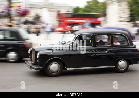 London-Taxi in hinauszufahren Platz genommen Stockfoto