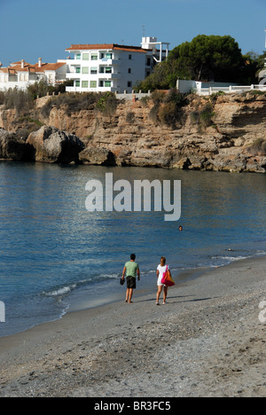 Paar zu Fuß entlang der Strand, Nerja, Costa del Sol, Provinz Malaga, Andalusien, Spanien, Westeuropa. Stockfoto