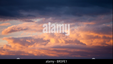 Bunter Abend Wolken am Himmel bei Sonnenuntergang Stockfoto