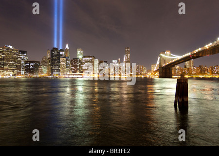 Tribute in Light (11.09.2010) von Brooklyn gesehen. Ebenfalls sichtbar ist die Brooklyn Bridge Stockfoto