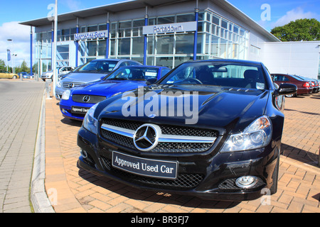 Reihe von Gebrauchtwagen zum Verkauf auf einem Mercedes-Benz Autohaus Vorplatz Stockfoto