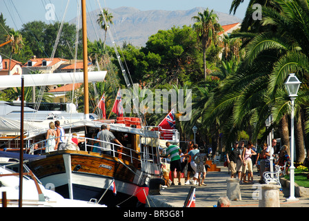 CAVTAT, in der Nähe von DUBROVNIK, Kroatien. Ein Blick auf den Hafen, mit Touristen, die mit dem Boot von Dubrovnik. Stockfoto