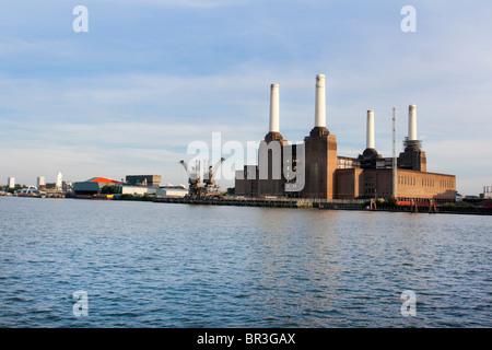 Battersea Power Station aus über die Themse, London, England, UK gesehen. Stockfoto