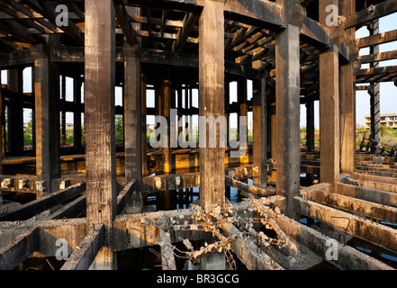 Betonkonstruktion eines verlassenen oder unfertigen Fabrikgebäudes Stockfoto