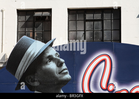 Frank Sinatra außerhalb der London Palladium Theatre, Great Marlborough Street, Westminster, London W1 horten. Stockfoto