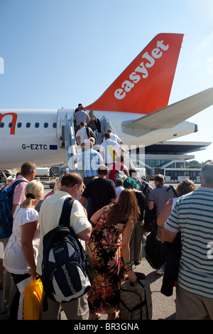 Passagiere, die EasyJet Flugzeug in Korfu Stockfoto