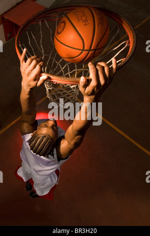 Clark College Basketballspieler Markeith Brown Slam Ddunks Ball in Portland, Oregon. Stockfoto
