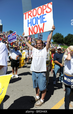 SAINT LOUIS, MISSOURI - SEPTEMBER 12: Mann mit Schild bei Kundgebung der Tea Party in Downtown St. Louis, 12. September 2010 Stockfoto