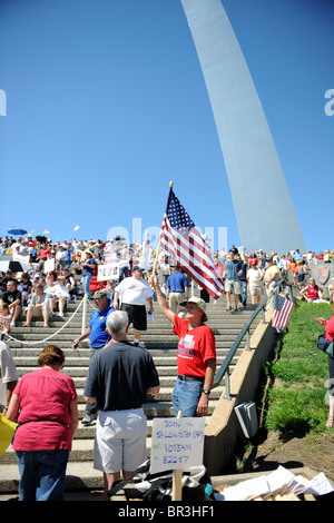 SAINT LOUIS, MISSOURI - SEPTEMBER 12: Mann mit Fahne bei Kundgebung der Tea Party in Downtown St. Louis, 12. September 2010 Stockfoto