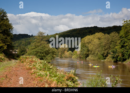 Kanuten auf dem Fluss Wye in der Nähe von Kern-Brücke, Symonds Yat, Herefordshire Stockfoto