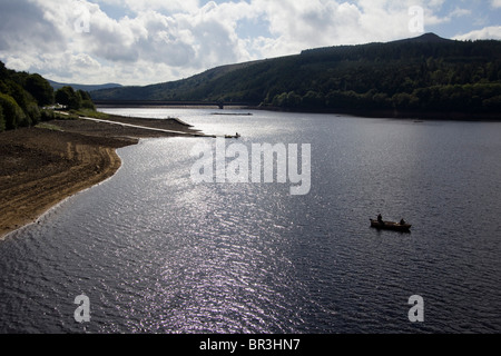 Angeln auf Ladybower Vorratsbehälter Derbyshire England uk gb Stockfoto