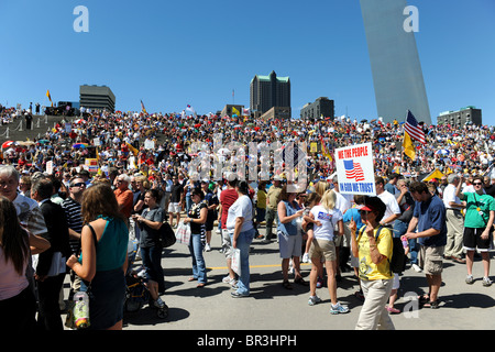 SAINT LOUIS, MISSOURI - 12 SEPTEMBER: Kundgebung der Tea Party in die Innenstadt von St. Louis unter dem Bogen am 12. September 2010 Stockfoto