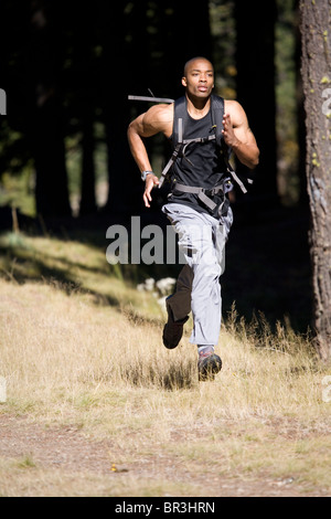 Afrikanische amerikanischer Mann, Amor Alexander läuft auf Trail in der Nähe von Mt. Hood in den Cascade Mountains, Oregon. Stockfoto