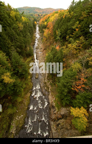 Der Ottauquechee-Fluss fließt durch die 165 Fuß Tiefe Quechee Gorge in Quechee, Vermont. Stockfoto