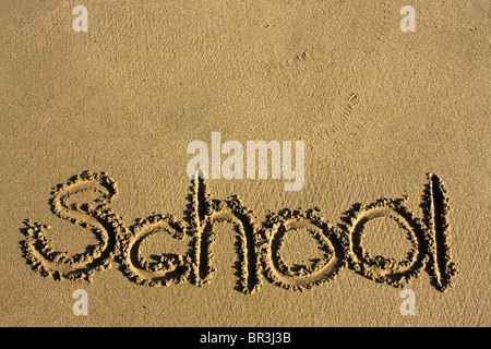 Meldung "Schule" in den Sand auf einem Strand und Textur oberen Bereich Stockfoto