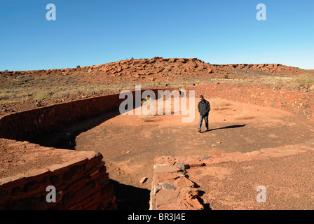 Ein Mann (Adam Pohl) geht auf eine 1000-Jahr-alten Anasazi Ballspielplatz im Wupatki National Monument im nördlichen Arizona. Stockfoto