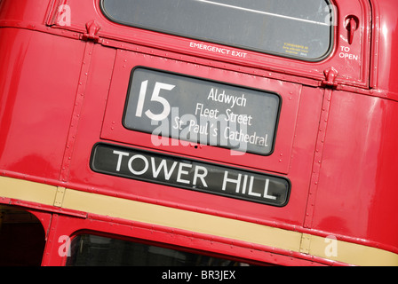 Rückseite einer Nr. 15 rot London Bus zeigt Ziel "Tower Hill" Stockfoto