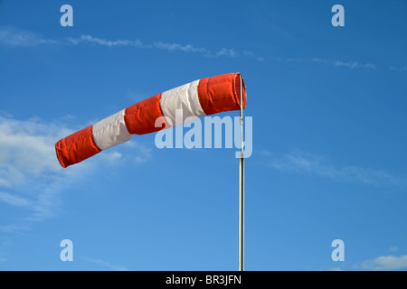 Windsack vor der blauen Himmel Stockfoto