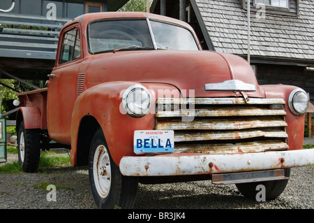 Bellas roten Lieferwagen von Stephanie Meyers Twilight Bücher und Film geparkt vor dem Gebäude der Gabeln Chamber Of Commerce. Stockfoto