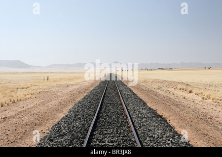 Gleise in der Wüste in Namibia Stockfoto